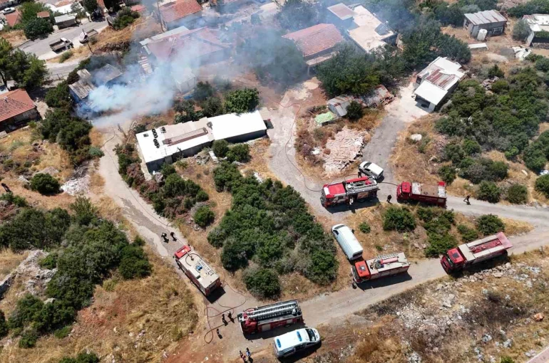 İnşaat malzemelerinin bulunduğu baraka alevlere teslim oldu
