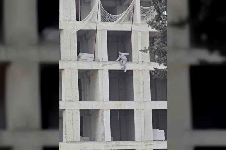 İnşaata çıkıp atlamak isteyen kişi ikna edildi