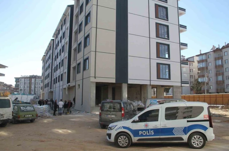 İnşaatta asansör boşluğuna düşen şahıs yaralandı