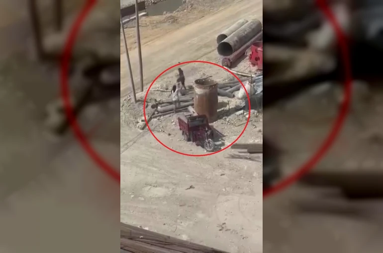 İnşaattaki demir boruları çalan motosikletliler kamerada
