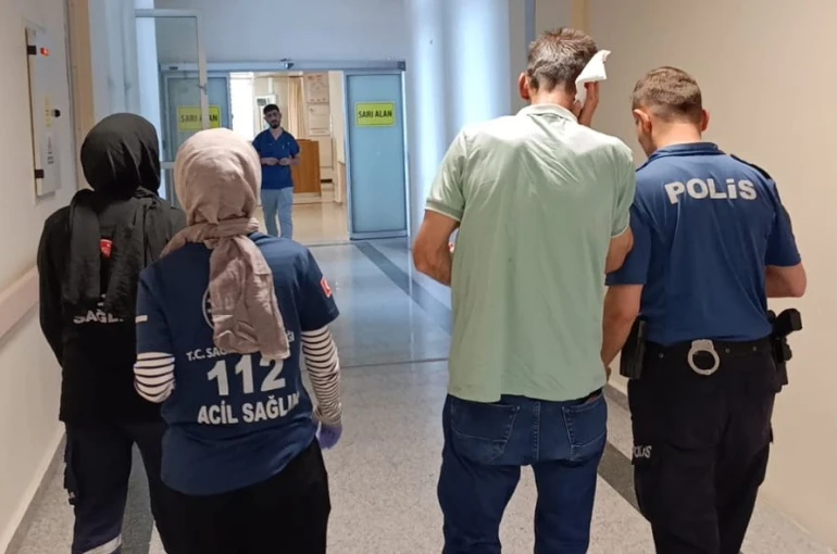 İnşaattan düşen malzeme yayaya isabet etti: 1 yaralı