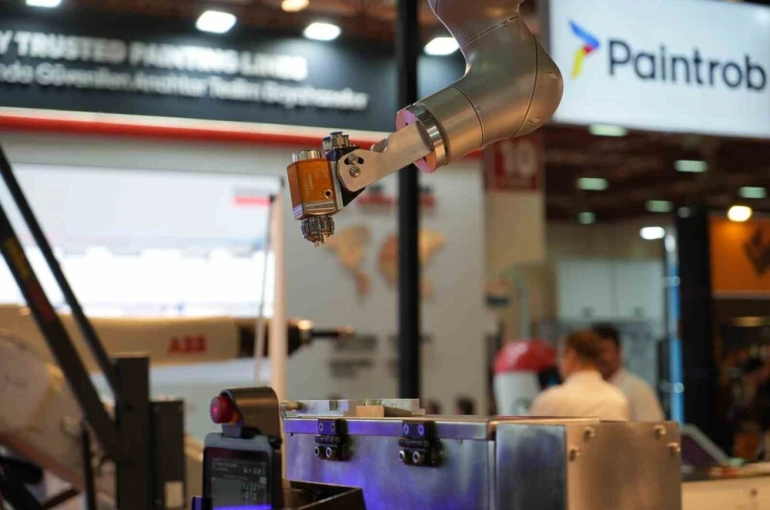 İnsanı algılayan robotik kollar endüstriyel boyama yapıyor