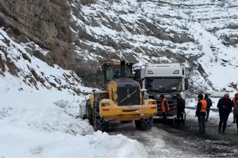 İpek yolunda tır kuyruğu: Hakkari Şırnak karayolunda yüzlerce tır mahsur kaldı
