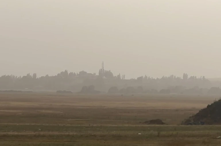 Irak ve Suriye’den gelen toz bulutu Yüksekova’yı kapladı