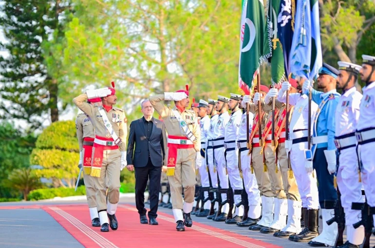 İran Cumhurbaşkanı Pezeşkiyan, Pakistan Başbakanı Şerif ile görüştü