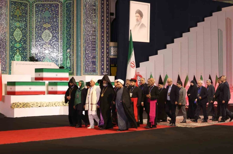 İran’ın öldürülen dini lideri Hamaney için Tahran’da devlet töreni düzenleniyor