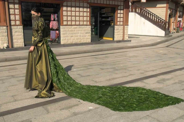 İranlı öğrenci 5 bin çay yaprağı kullanarak elbise tasarladı