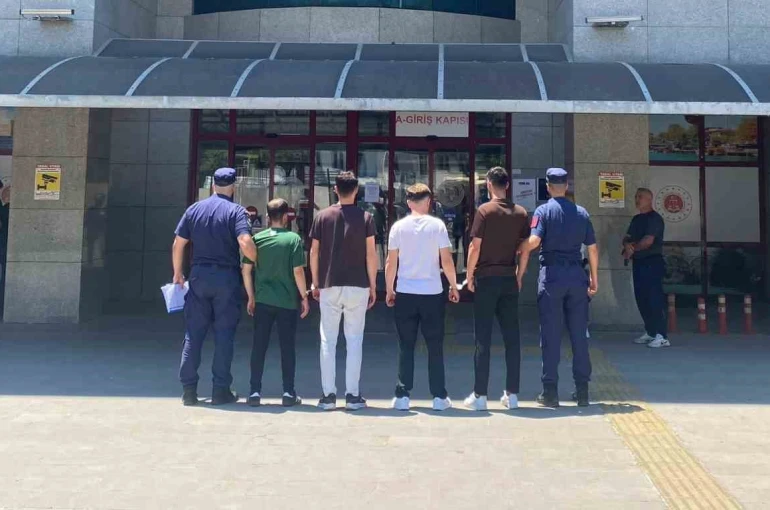 Irmaktaki teknenin kapısını kırıp içeride buldukları alkollerle alem yaptılar