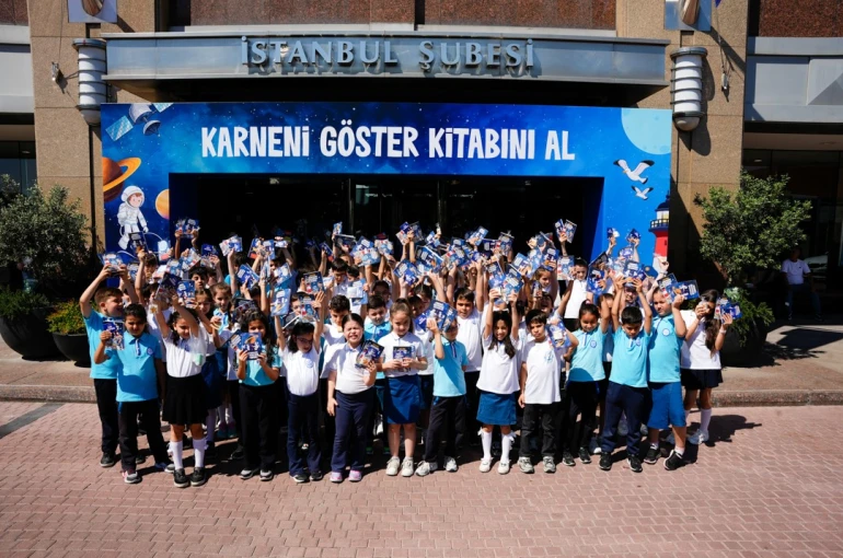 İş Bankası şubeleri karnelerini alan çocukları bekliyor