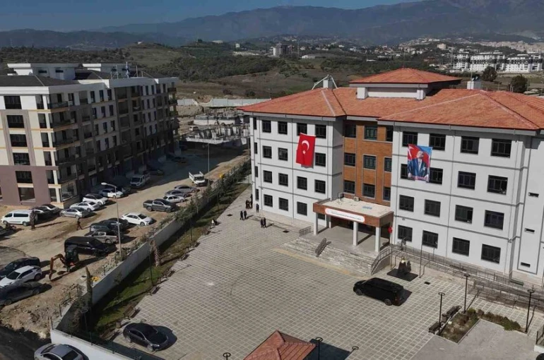 İş Bankası’ndan depremin yaralarının sarıldığı Hatay’a eğitim desteği