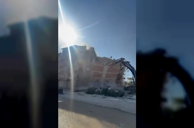 İş makinası, üzerine doğru yıkılan 6 katlı binanın altında kalmaktan saniyelerle kurtuldu