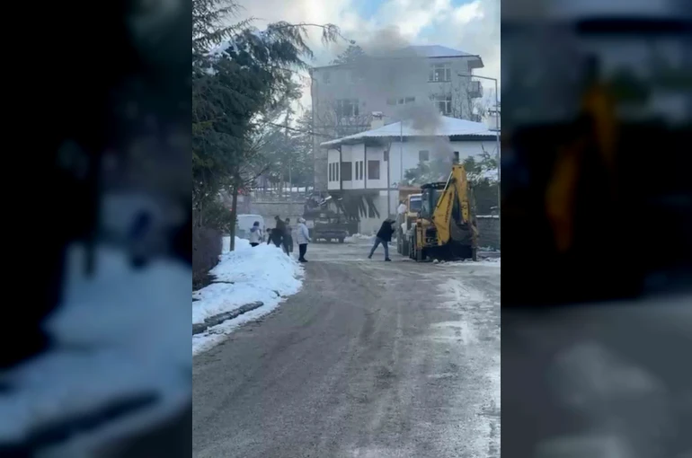 İş makinesinde çıkan yangını karla söndürmeye çalıştılar