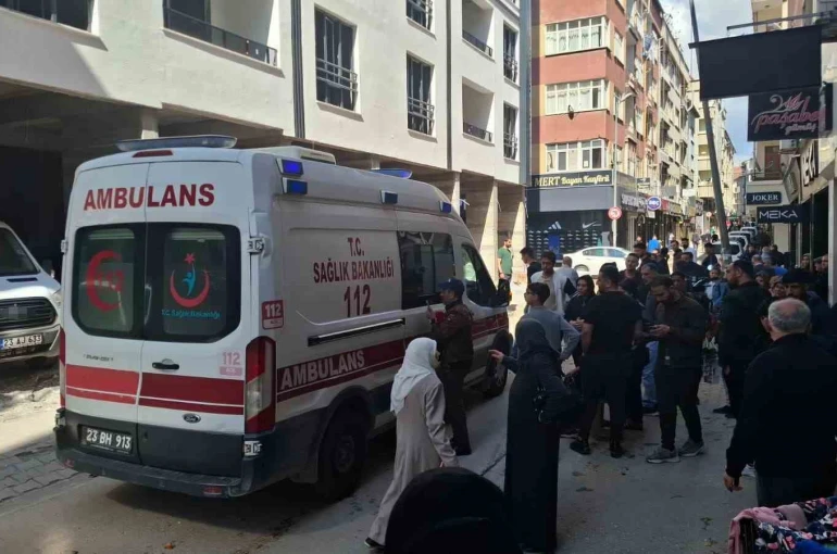 İş makinesinin çarptığı seyyar satıcı yaralandı