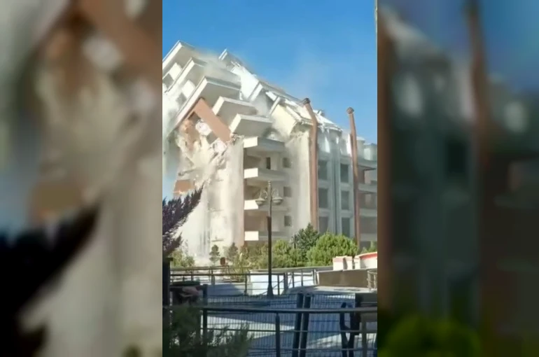 İş makinesinin darbesiyle 9 katlı bina yerle bir oldu