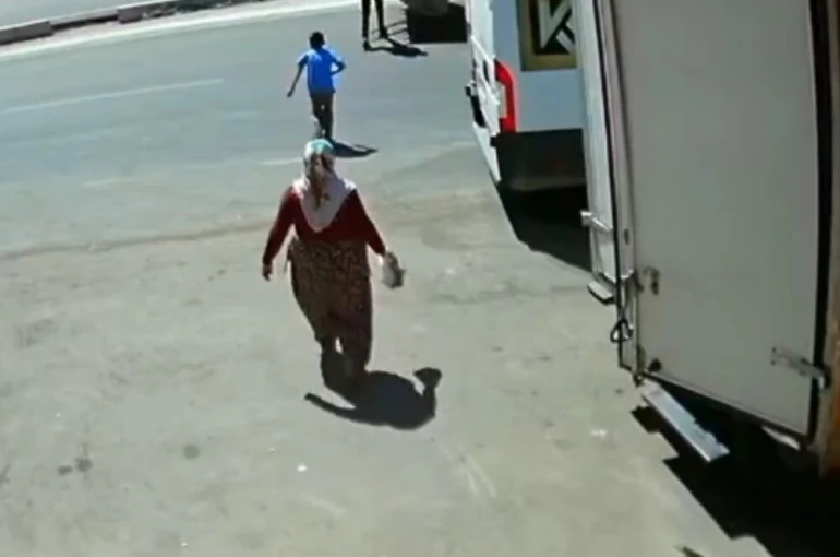 İş makinesinin kardeşlere çarptığı kaza anı güvenlik kamerasında