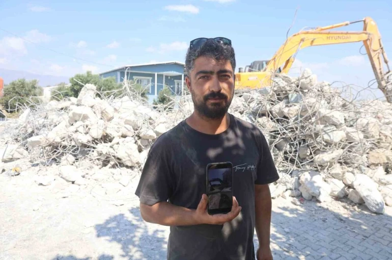 İş makinesiyle gelin arabasının önünü kesen operatör, bahşiş alınca yolu açtı