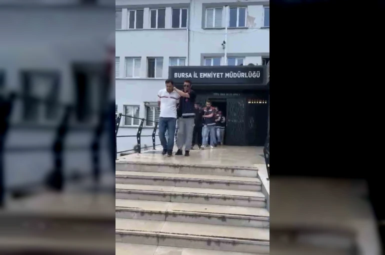 İş ve burs vaadiyle hesap avına çıkan şebekeye film gibi operasyon: Polis ’ikinci kişi’ rolüne girip çökertti