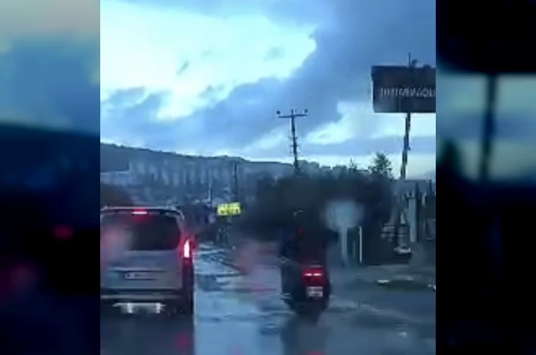 İş yerine girmek isteyen otomobile motosiklet çarptı: 2 yaralı