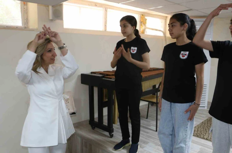 İşaret diliyle yürekten beste: "Sizi Ruhumla Duyabilirim"