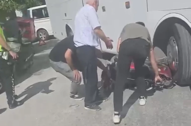 İşçi servisi ile çarpışan motosikletli yaralandı