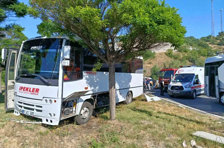 İşçi servisi ile hafif ticari araç çarpıştı, 4 yaralı