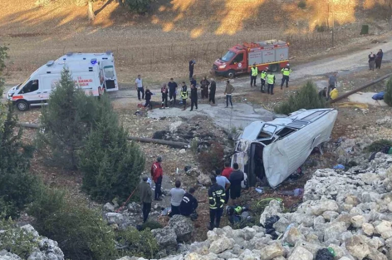 İşçi servisi şarampole devrildi: 5 ölü, 14 yaralı