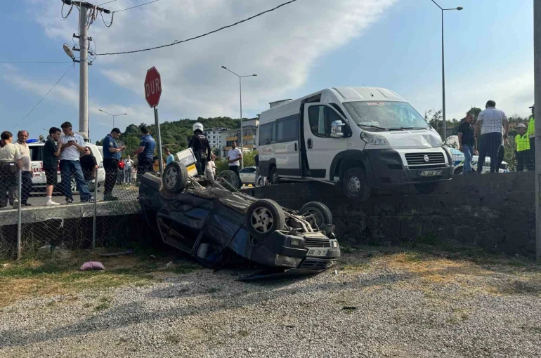 İşçi servisiyle çarpışan otomobil bahçeye uçtu: 3 yaralı
