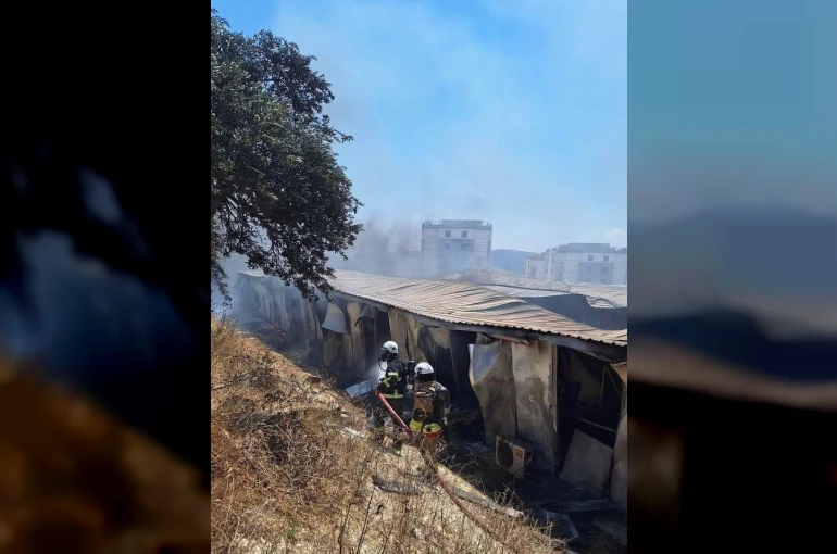 İşçilerin kaldığı konteyner yatakhane alevlere teslim oldu