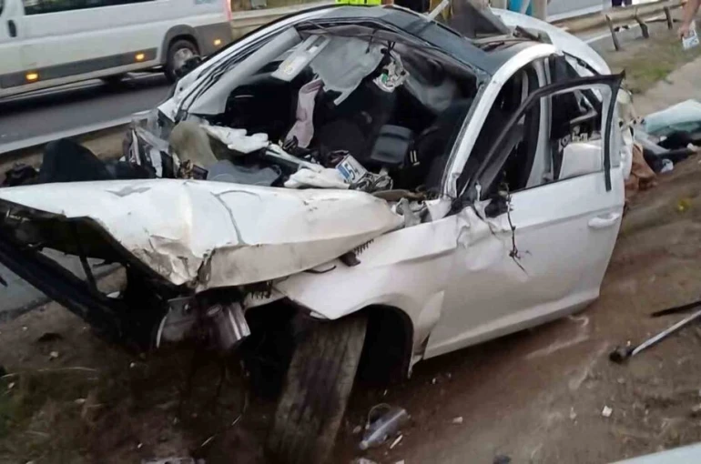 İşe gitmek isterken ölümden döndü: Otomobil parçalandı, sürücü fırlayıp altına sıkıştı