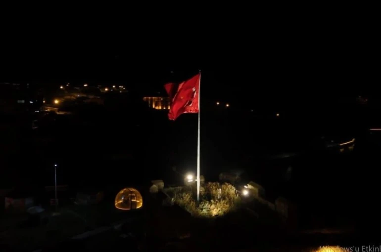 Işıklandırılan Ardahan Kalesi böyle görüntülendi