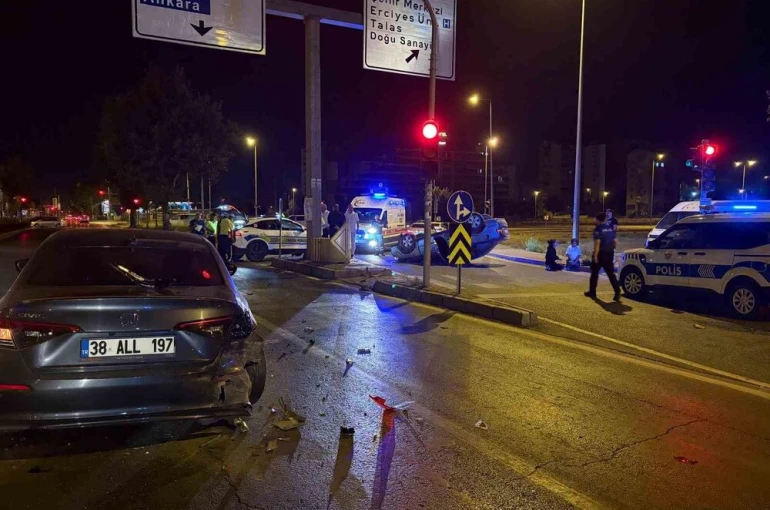Işıkta bekleyen otomobile arkadan çarpıp, takla attı