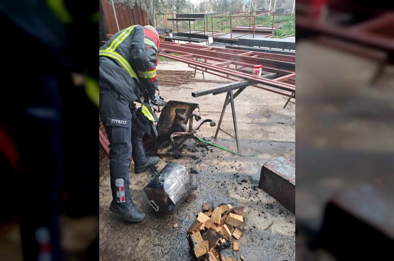 Isınmak için kovaya atılan tiner patladı, itfaiyenin hızlı müdahalesi faciayı önledi