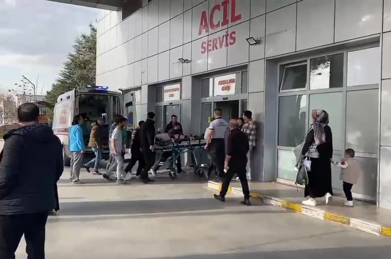 İskeleden düşen 2 işçi yaralandı