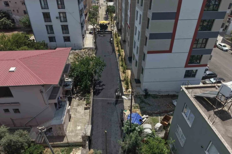 İskenderun Belediyesi, bir haftada 4 bin 768 ton sıcak asfalt serimi gerçekleştirdi