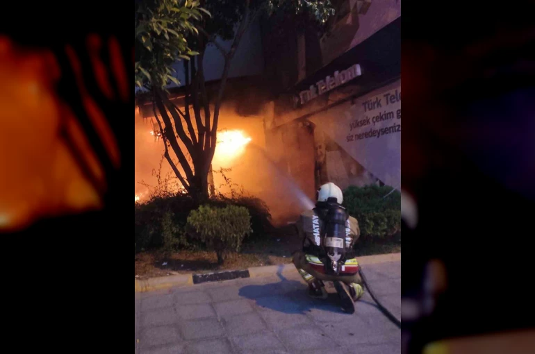İskenderun’da iş yeri alevlere teslim oldu