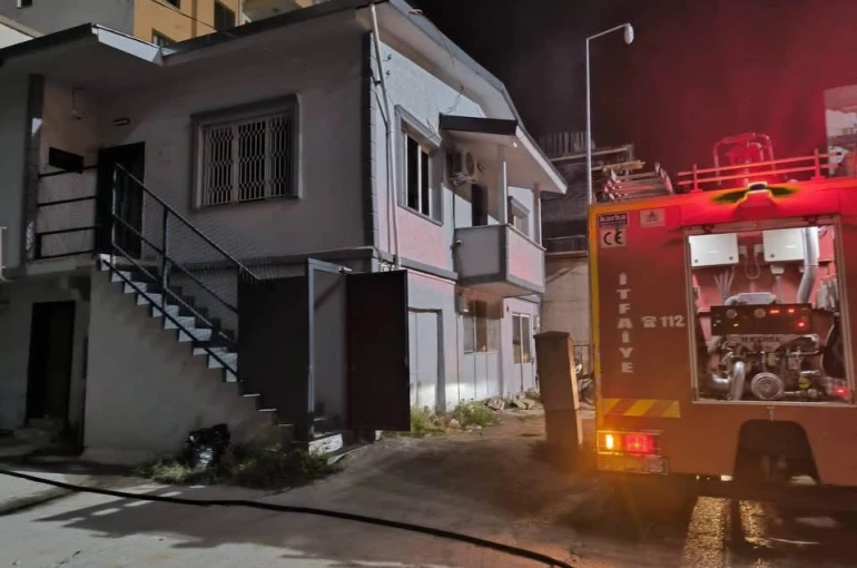 İskenderun’da iş yerinin deposunda yangın çıktı