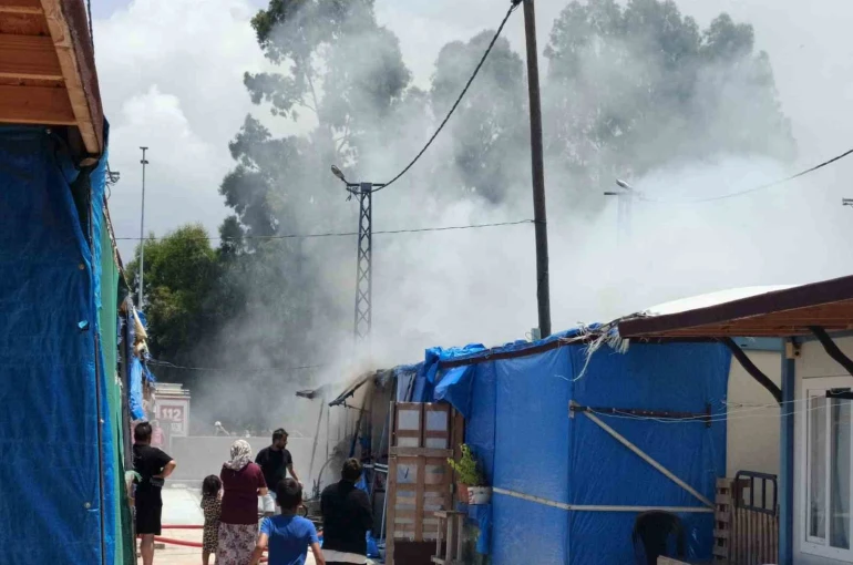 İskenderun’da konteyner yangını korkuttu 