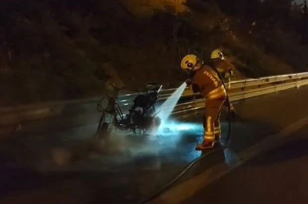 İskenderun’da motosiklet alevlere teslim oldu