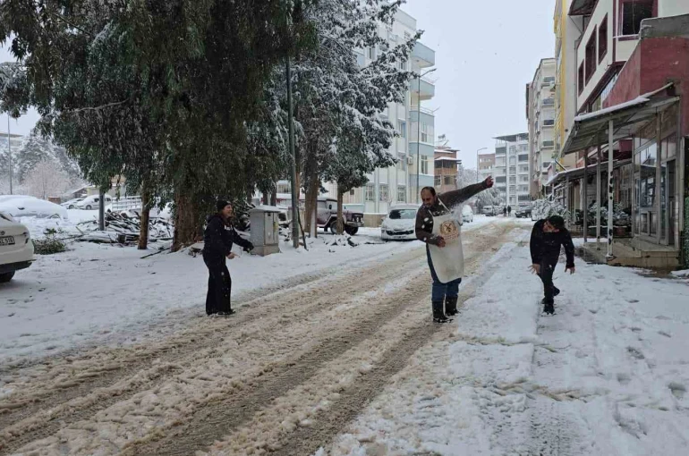 İslahiye’de kar etkili oluyor