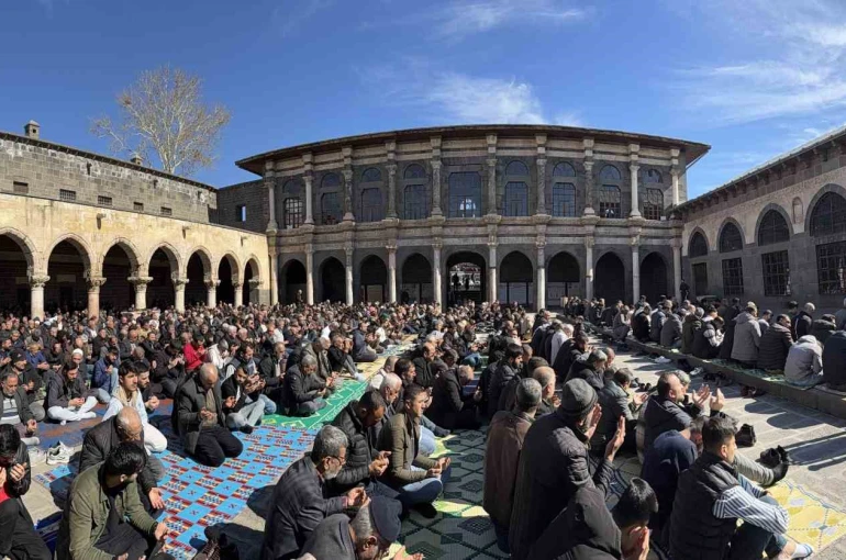 İslam aleminin 5. Harem-i Şerif’inde binlerce kişi Ramazan ayının ilk cuma namazında saf tuttu