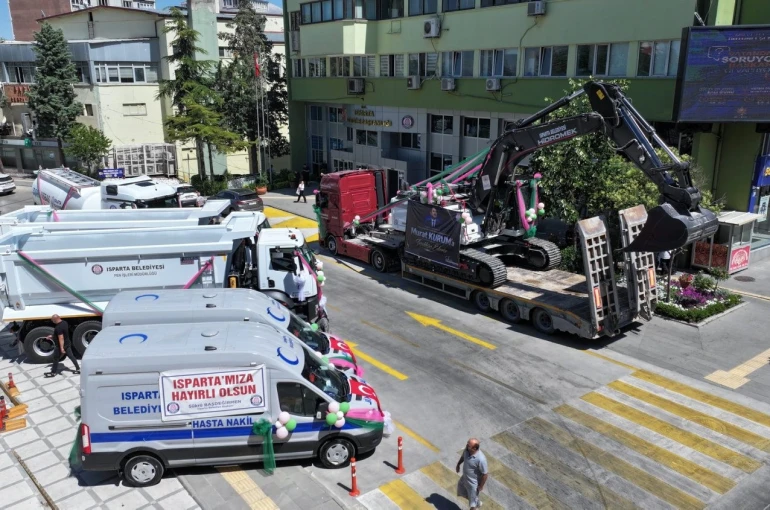 Isparta Belediyesi’nin araç filosuna 6 yeni araç ve iş makinesi kazandırıldı