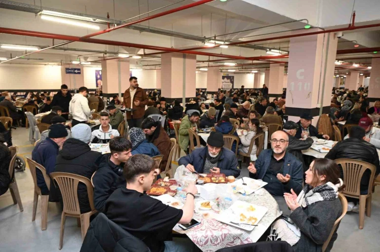 Isparta Belediyesi’nin iftar sofraları birlik ve beraberlik ruhunu pekiştiriyor