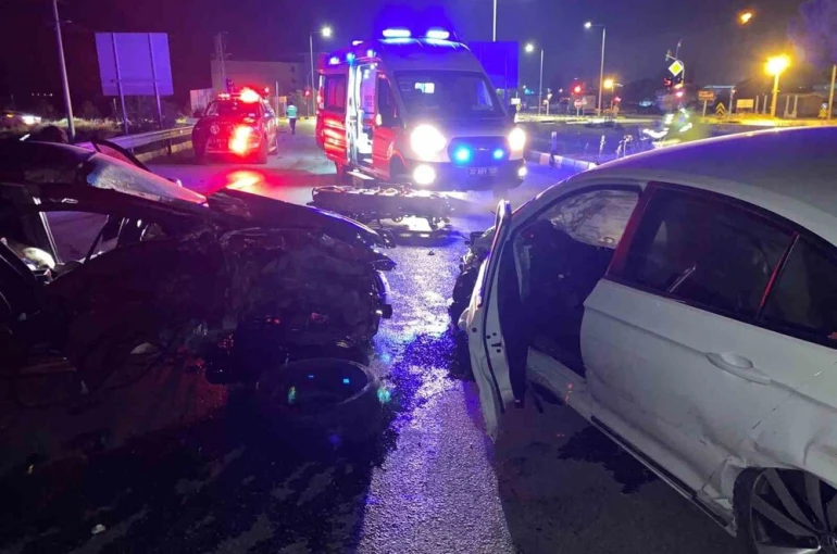 Isparta-Eğirdir kara yolunda otomobiller çarpıştı: 2 yaralı