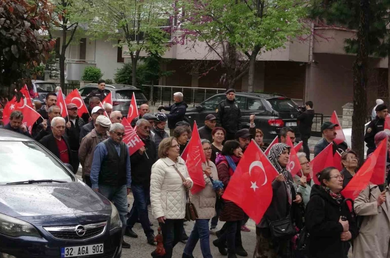 Isparta’da 1 Mayıs Emek ve Dayanışma Günü halaylarla kutlandı