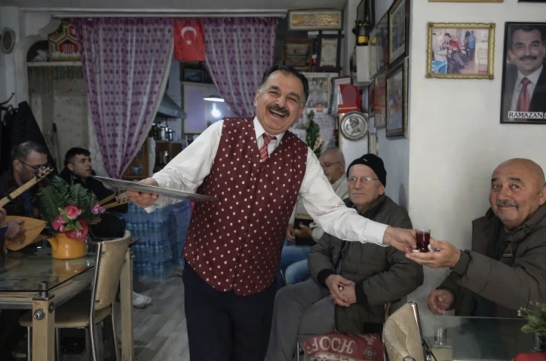 Isparta’da bu çay ocağına stresli giren türkü söyleyerek çıkıyor