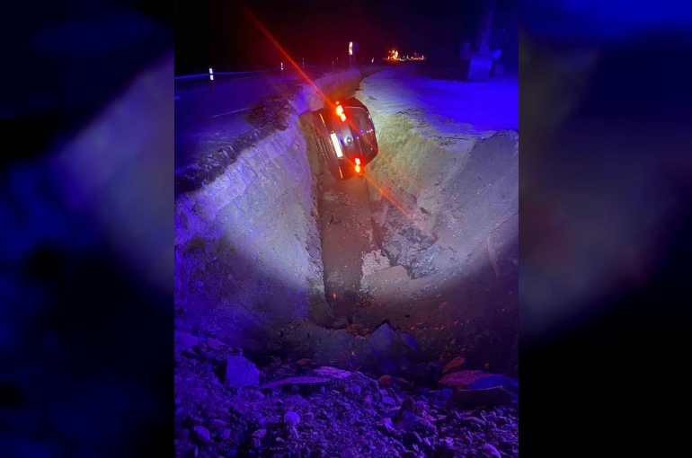 Isparta’da çukura devrilen otomobilin sürücüsü yaralandı