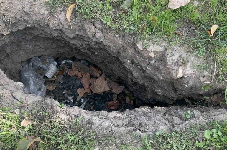 Isparta’da elma bahçelerinde yaklaşık 1 metrelik obruklar oluştu, bazı evlerin duvarları çatladı