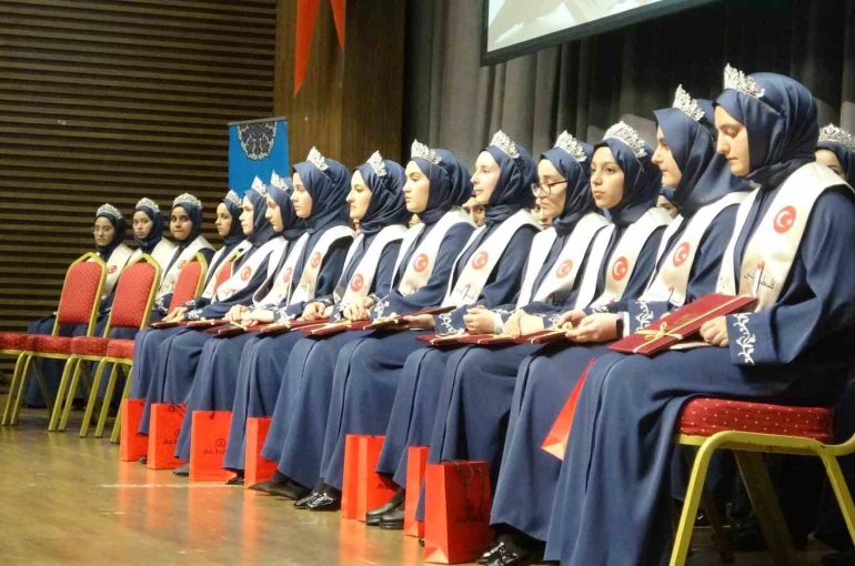 Isparta’da hafızlık eğitimini tamamlayan 66 kız öğrenci icazet aldı