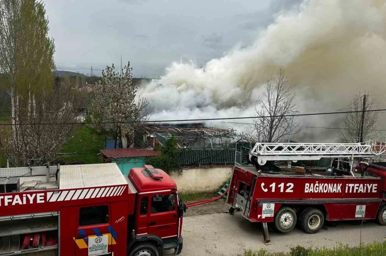 Isparta’da iki katlı ev, çıkan yangında zarar gördü