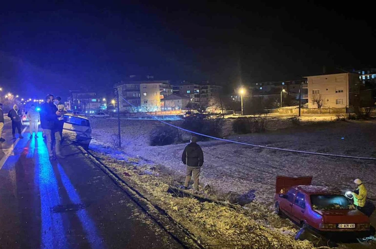 Isparta’da iki otomobil çarpıştı: 3 yaralı